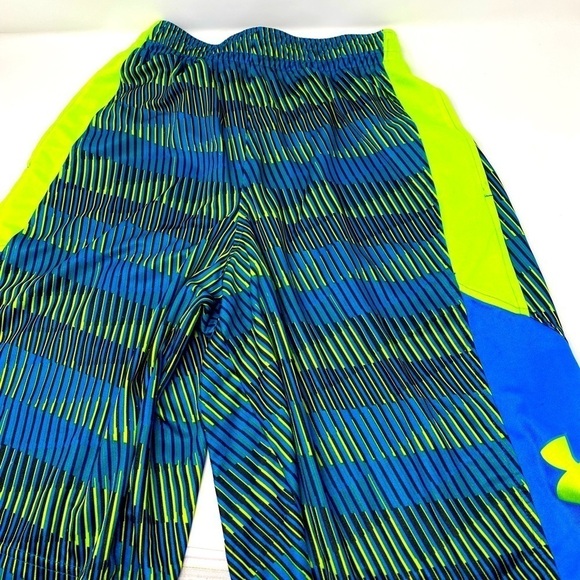 Men’s Under Armour Shorts Size Medium - Picture 1 of 9